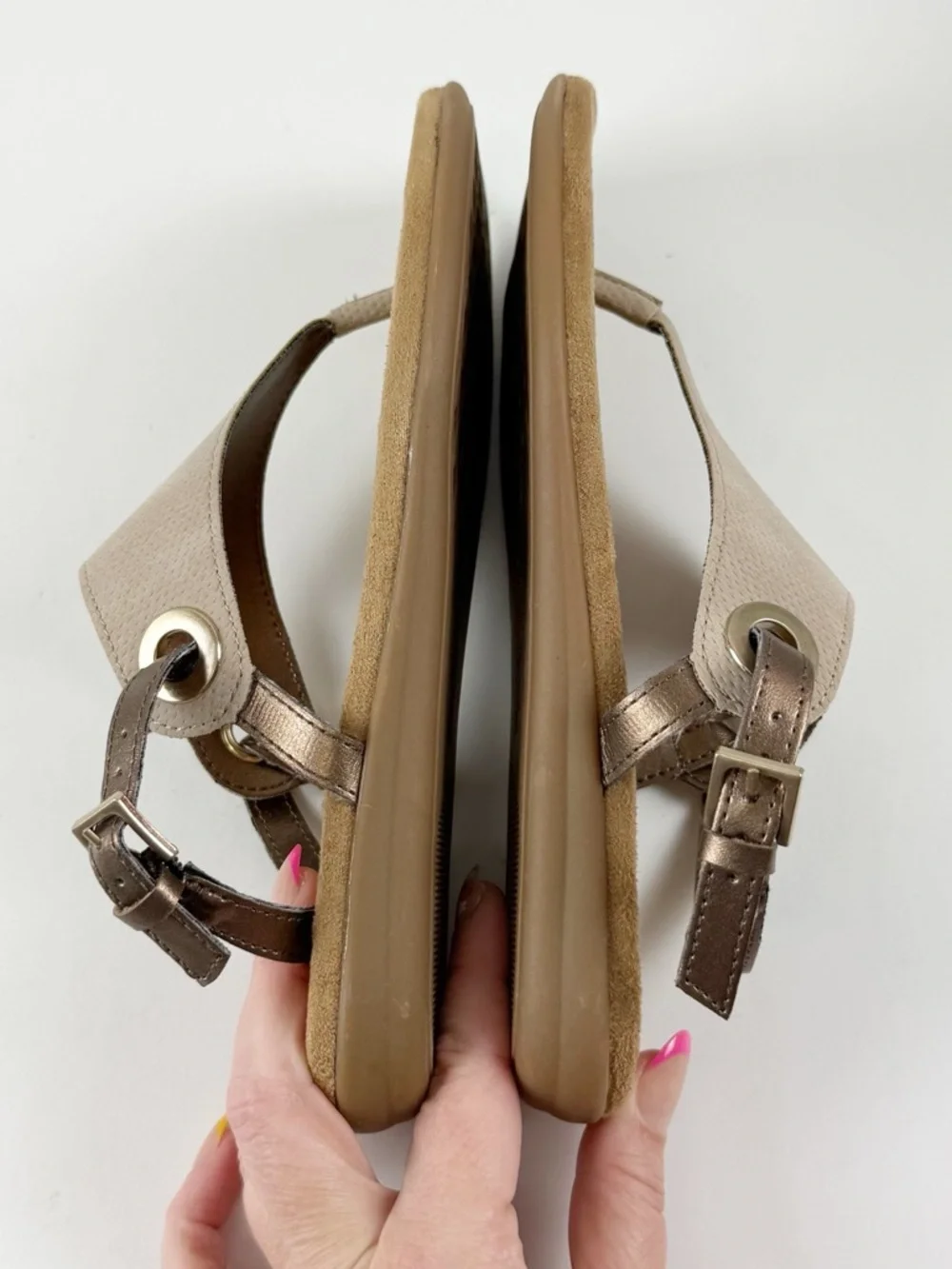 White Mountain London Flat Thong Sandals Womens 6M Taupe Faux Suede NEW